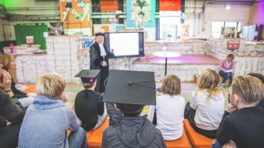 Wetenschapper Gerine Lodder van Tilburg University doet onderzoek naar mensen die zich eenzaam voelen en vertelt er alles over tijdens een Kindercollege in de LocHal.