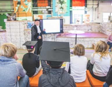 Wetenschapper Gerine Lodder van Tilburg University doet onderzoek naar mensen die zich eenzaam voelen en vertelt er alles over tijdens een Kindercollege in de LocHal.