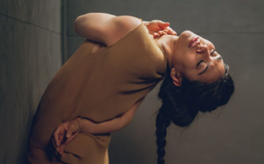 In de Tilburgse schouwburg zijn tijdens de voorstelling ‘Skin of the mind’ twee grote choreografieën te zien. Hier zit zelfs een wereldpremière bij.