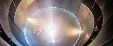 L’Absolu is een circusachtige voorstelling in een speciaal hiervoor ontwikkelde silo op het plein voor Schouwburg Concertzaal Tilburg.
