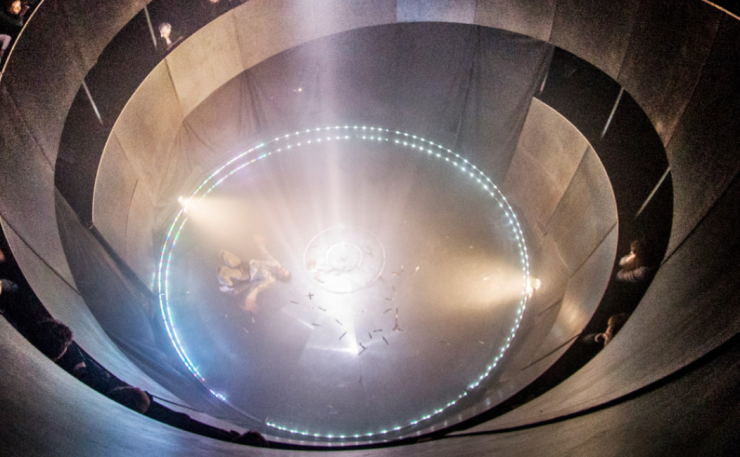 L’Absolu is een circusachtige voorstelling in een speciaal hiervoor ontwikkelde silo op het plein voor Schouwburg Concertzaal Tilburg.