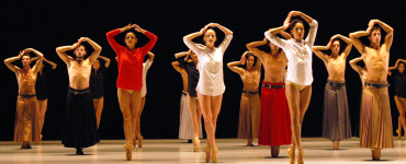 Introdans bestaat 50 jaar en viert dit live met àlle dansers en met de zangers van de groep Assurd in de Tilburgse schouwburg.
