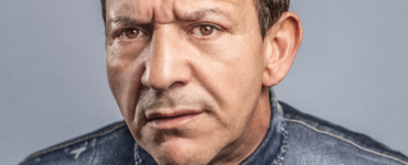 Najib Amhali speelt in de Tilburgse schouwburg een nieuwe theatershow met veel persoonlijke verhalen waarin oude bekenden langskomen.