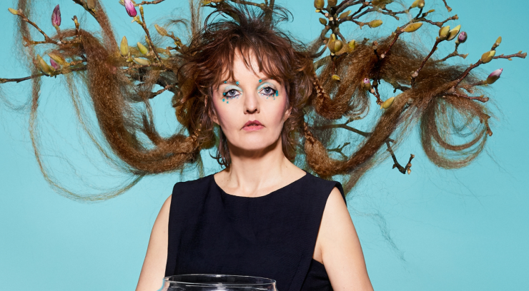 Cabaretière en actrice Sanne Wallis de Vries gaat je in de schouwburg voor door de diepste plekken van de ziel en viert vol vuur dat wat ons bindt: menselijkheid.