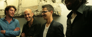 Pianist/componist Randal Corsen komt van Curaçao naar Nederland en blaast specaal voor de gelegenheid zijn band Symbiosis nieuw leven in. Ze geven een try-out in Paradox.