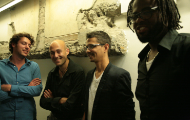 Pianist/componist Randal Corsen komt van Curaçao naar Nederland en blaast specaal voor de gelegenheid zijn band Symbiosis nieuw leven in. Ze geven een try-out in Paradox.