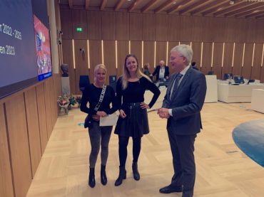 Wendy Vugts biedt de petitie aan de gemeente aan.