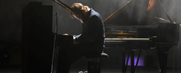 Gitarist Bram Stadhouders krijgt van Paradox een ‘carte blanche’ om sessies te organiseren onder de titel Stadhouders Séances. Pianist Lambert en percussionist Luca zijn er te gast.
