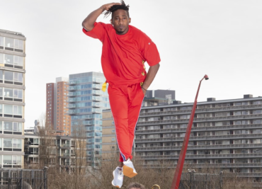 Dansers, musici en een dj dagen elkaar tijdens Melomaniac uit in een feestelijke battle om de aandacht van het publiek.