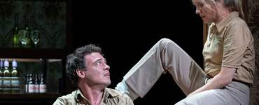 Toneelgroep Maastricht brengt het stuk Vrijdag van Hugo Claus naar het theater. De groep doet ook de Tilburgse schouwburg aan.