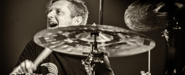 Gitarist Bram Stadhouders heeft van Paradox de vrije hand gekregen om sessies te organiseren. 22 december zijn toetsenist Jozef Dumoulin en drummer Jim Black (hier op de foto) zijn gasten.