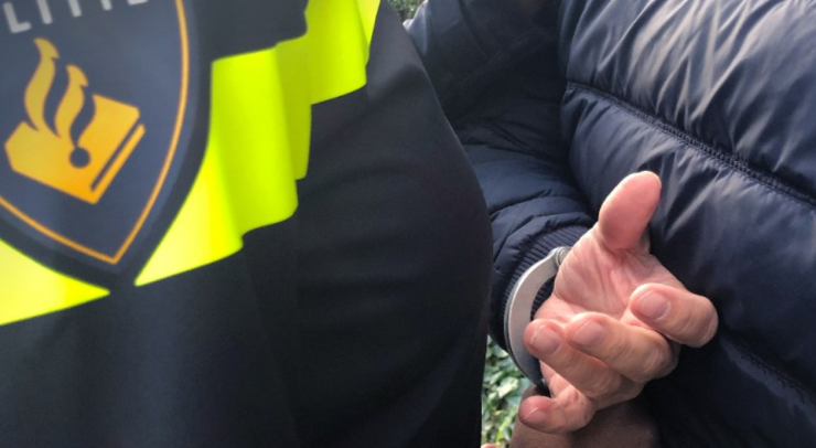 In de Groenstraat is een Tilburger aangehouden. De man wordt verdacht van poging tot beroving met een vuurwapen. De verdachte is ingesloten.