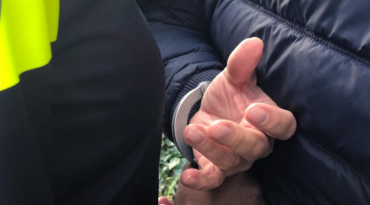 In de Groenstraat is een Tilburger aangehouden. De man wordt verdacht van poging tot beroving met een vuurwapen. De verdachte is ingesloten.