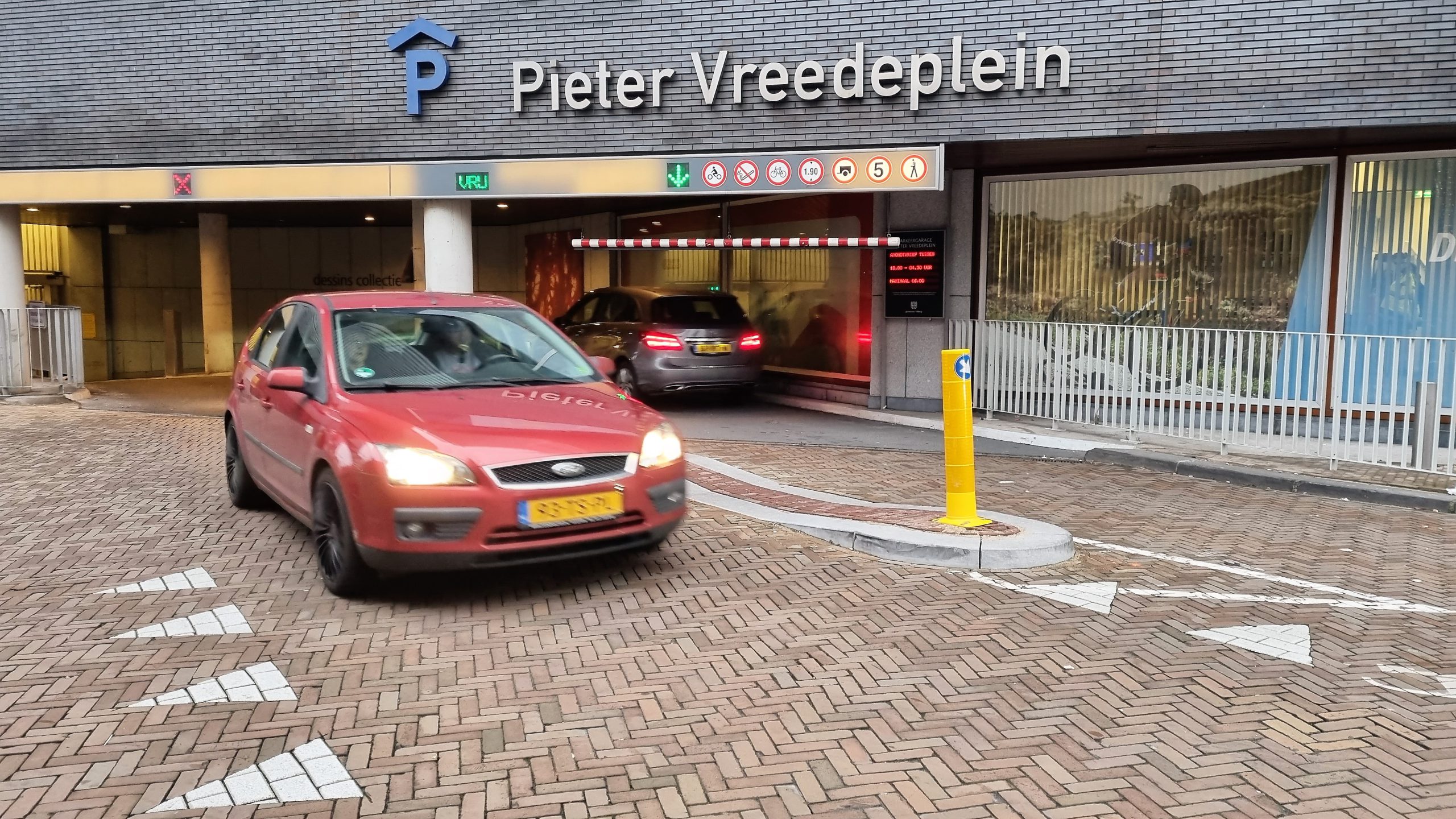 Deel van parkeergarage Pieter Vreedeplein dicht