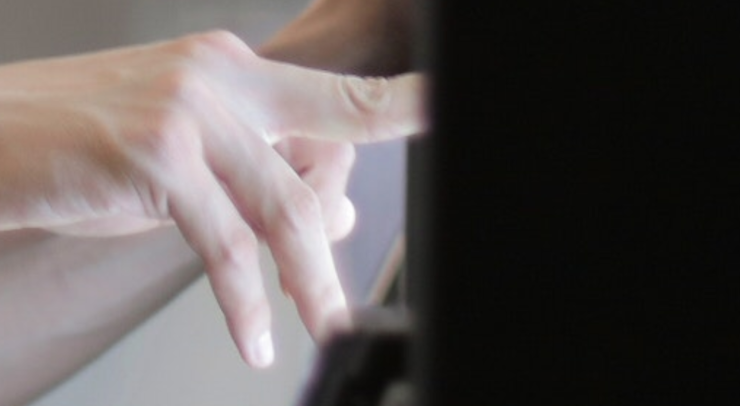 Drie mannen hebben een man beroofd in Tilburg-Noord. Het slachtoffer moest onder bedreiging met een mes zijn pas en pincode afgeven, waarna een van de berovers een flink bedrag van zijn rekening haalde.