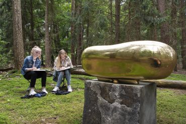 Wethouder Marcelle Hendrickx opent de expositie De Nieuwe Vincent 2021, waar vijftien jongeren laten zien wat zij in een jaar tijd geleerd en gecreëerd hebben.
