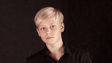 De Russische pianist Alexander Malofeev speelt muziek van de componisten Medtner en Rachmaninov in de concertzaal van Schouwburg Concertzaal Tilburg.