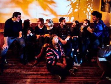 De Belgische bassiste Anneleen Boehme stelt haar nieuwste band Grand Picture Palace voor aan het Tilburgse publiek. Het is live mee te maken bij Paradox.