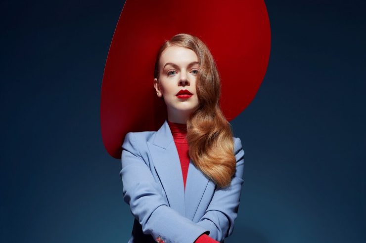 Cabaretière Lisa Ostermann tourt door het land met haar voorstelling Met z'n allen. Tijdens die tour doet ze ook Tilburg aan.