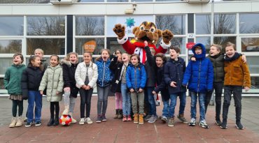 De Bibliotheek Midden-Brabant pakt het probleem van leesachterstand bij kinderen samen met Willem II Betrokken aan met het leesproject Scoor een Boek!