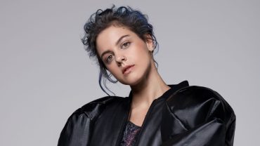 Zangeres LAKSHMI tourt met haar voorstelling Huidhonger langs de theaters en poppodia. Vandaar dat ze ook is te zien en te horen bij 013 op locatie, dit keer bij Paradox.