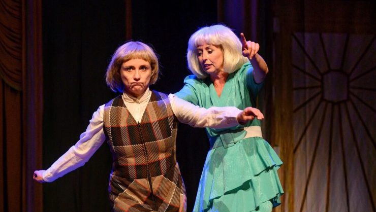 In de voorstelling ‘En nu dan?’ zorgen Plien en Bianca voor humor en hilariteit. Het duo is met deze voorstelling ook te zien in Schouwburg Tilburg.
