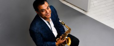 De vooruitstrevende Amerikaanse altsaxofonist Rudresh Mahanthappa komt met zijn nieuwe Hero Trio naar Paradox, Tilburg.