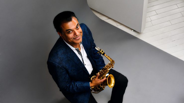 De vooruitstrevende Amerikaanse altsaxofonist Rudresh Mahanthappa komt met zijn nieuwe Hero Trio naar Paradox, Tilburg.