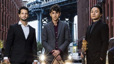 Het Amerikaanse trio House of Waters brengt muzikale tradities van over de hele wereld bij elkaar. Paradox maakt bekend dat de mannen er een concert geven.