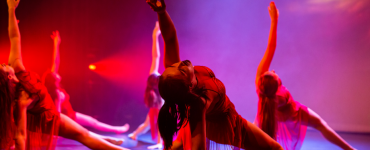Voor degenen die na alle lockdowns en afgelaste voorstellingen wel toe zijn aan een cultureel lichtbad is er nu het nieuwe festival Tilburg on Stage.