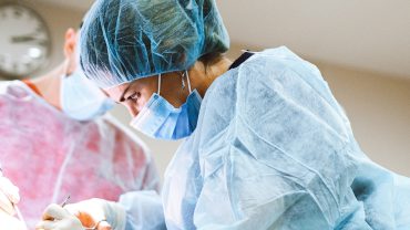 Veel patiënten hebben na een operatie waarbij ze een nieuwe knie kregen moeite om weer aan het werk te gaan. Het ETZ gaat onderzoeken of dit sneller kan met begeleiding via een nieuw zorgpad.
