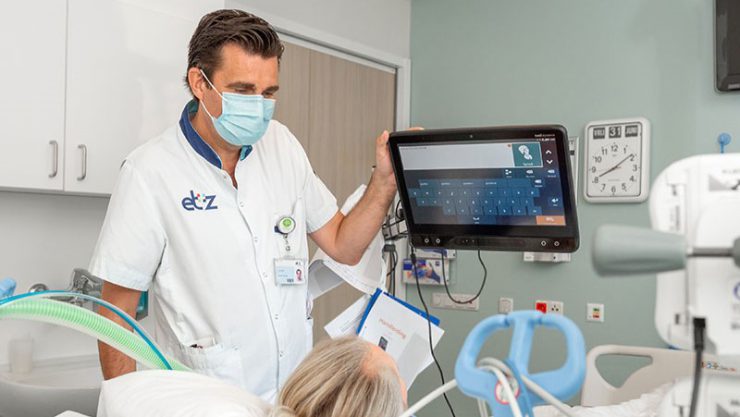 Om te zorgen dat patiënten die op de IC aan de beademing liggen kunnen communiceren, zet het ETZ een nieuw systeem voor oogbesturing breed in.