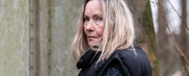De roman ‘De vrouw die de honden te eten gaf’ over Michèle Martin, echtgenote van moordenaar en verkrachter Marc Dutroux, is als voorstelling te zien in Schouwburg Concertzaal Tilburg.
