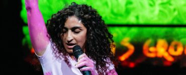 De solovoorstelling Songs for No One (scènefoto) van de Iraanse theatermaakster Nastaran Razawi Khorasani gaat over de kwetsbaarheid van vrijheid, over onvrijheid in het dagelijkse leven en over toekomstdromen van vrijheid.