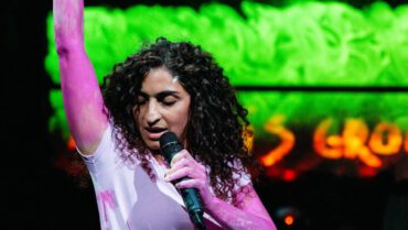 De solovoorstelling Songs for No One (scènefoto) van de Iraanse theatermaakster Nastaran Razawi Khorasani gaat over de kwetsbaarheid van vrijheid, over onvrijheid in het dagelijkse leven en over toekomstdromen van vrijheid.