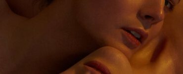 Houvast zoekend in het verleden gaan de performers Florian Myjer en Janneke Remmers van theatercollectief De Warme Winkel de dans (sfeerbeeld) aan met de ooit geruchtmakende roman Lady Chatterley's Lover.