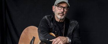Tekstkunstenaars en liedjesschrijvers Nol Havens (foto) en Jeroen Kant brachten tijdens de coronaperiode ieder een nieuw album uit. Ze stellen dit nieuwe werk live aan je voor bij Heyhoef-Coolvibes.