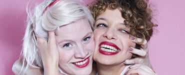 Geen onderwerp te pijnlijk of cabaretduo Vlamousse (foto) smijt het op tafel. Brigitte van Bakel en Maya van As zijn ook in Tilburg als duo te zien met hun voorstelling Saampies.