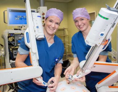“Spannend”, vond gynaecoloog Petra Janssen (links op foto) de eerste ingreep met operatierobot Hugo in het Elisabeth-TweeSteden Ziekenhuis (ETZ) in Tilburg.