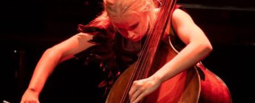 Bassiste Sasha Witteveen (portret met contrabas) is dit jaar een van de vier finalisten van Dutch Classical Talent en komt tijdens haar finaletour naar Tilburg.