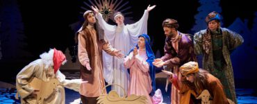 De Alex Klaasen Revue komt met een medicijn om de donkere dagen voor kerst door te komen: de kerstshow Snowponies: een Merrie Christmas (scènefoto).