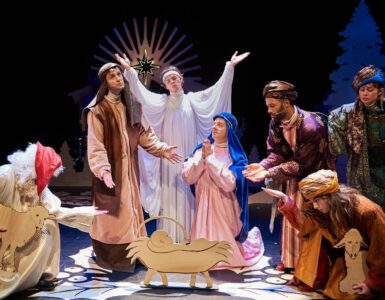 De Alex Klaasen Revue komt met een medicijn om de donkere dagen voor kerst door te komen: de kerstshow Snowponies: een Merrie Christmas (scènefoto).