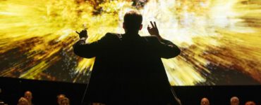 Het Nederlands Kamerkoor presenteert Van Gogh in Me, een livespektakel (scènefoto) waarin kunstwerken van Vincent van Gogh en Gustav Klimt tot leven komen op muziek van tijdgenoten Debussy, Mahler, Satie en anderen.