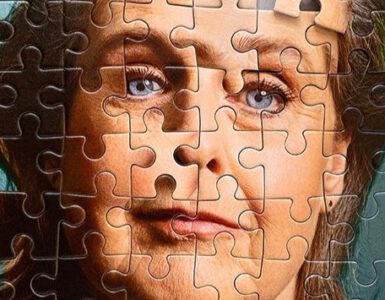 Het positieve theaterstuk over dementie ‘Je kunt me gerust een geheim vertellen’ wordt gespeeld door Juul Vrijdag (campagnebeeld) en is geschreven door regisseur Madeleine Matzer.