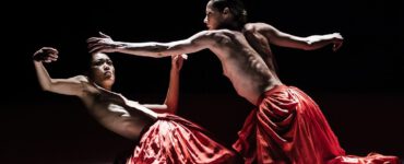 Ter gelegenheid van Jiří Kyliáns 75e verjaardag eert het Nederlands Dans Theater (scènefoto) de choreograaf in Tilburg met Celebrating an evening with Jiří Kylián!