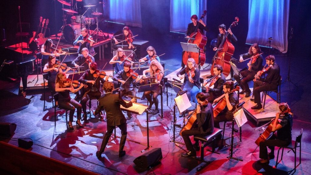 Schouwburg Concertzaal Tilburg presenteert in december Grijs Gedraaid | Genieten voor Generaties, een voorstelling die in de eerste plaats jong en oud met elkaar gaat verbinden. Met Marcel Veenendaal en strijkorkest Kamerata Zuid (foto).