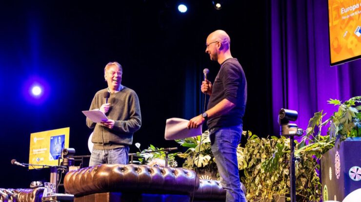 De wekelijkse NPO radio 1 podcast Europa Draait Door (Arend Jan Boekestijn (l) en Tim de Wit op foto) komt op uitnodiging van Schouwburg Concertzaal Tilburg en Studium Generale als theatercollege naar de Tilburgse Concertzaal.