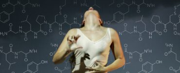Toen we elkaar niet meer mochten aanraken maar juist afstand moesten houden van elkaar, kregen veel mensen last van het fenomeen huidhonger en maakte Isabelle Beernaert de dansvoorstelling Oxytocin (campagnebeeld).