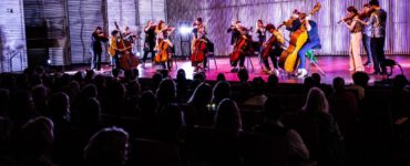Ensemble Pynarello (foto) en schrijfster en theatermaker Marjolijn van Heemstra presenteren SciFi Kerst, een theatraal concert over de kerst van de toekomst.