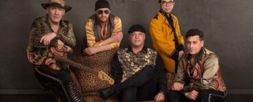 Frontman en zanger-gitarist Alides Hidding dompelt je met Time Bandits (groepsportret huidige bezetting) live ook onder in de sfeer van de jaren 80 bij pop-uppodium Heyhoef-Backstage.